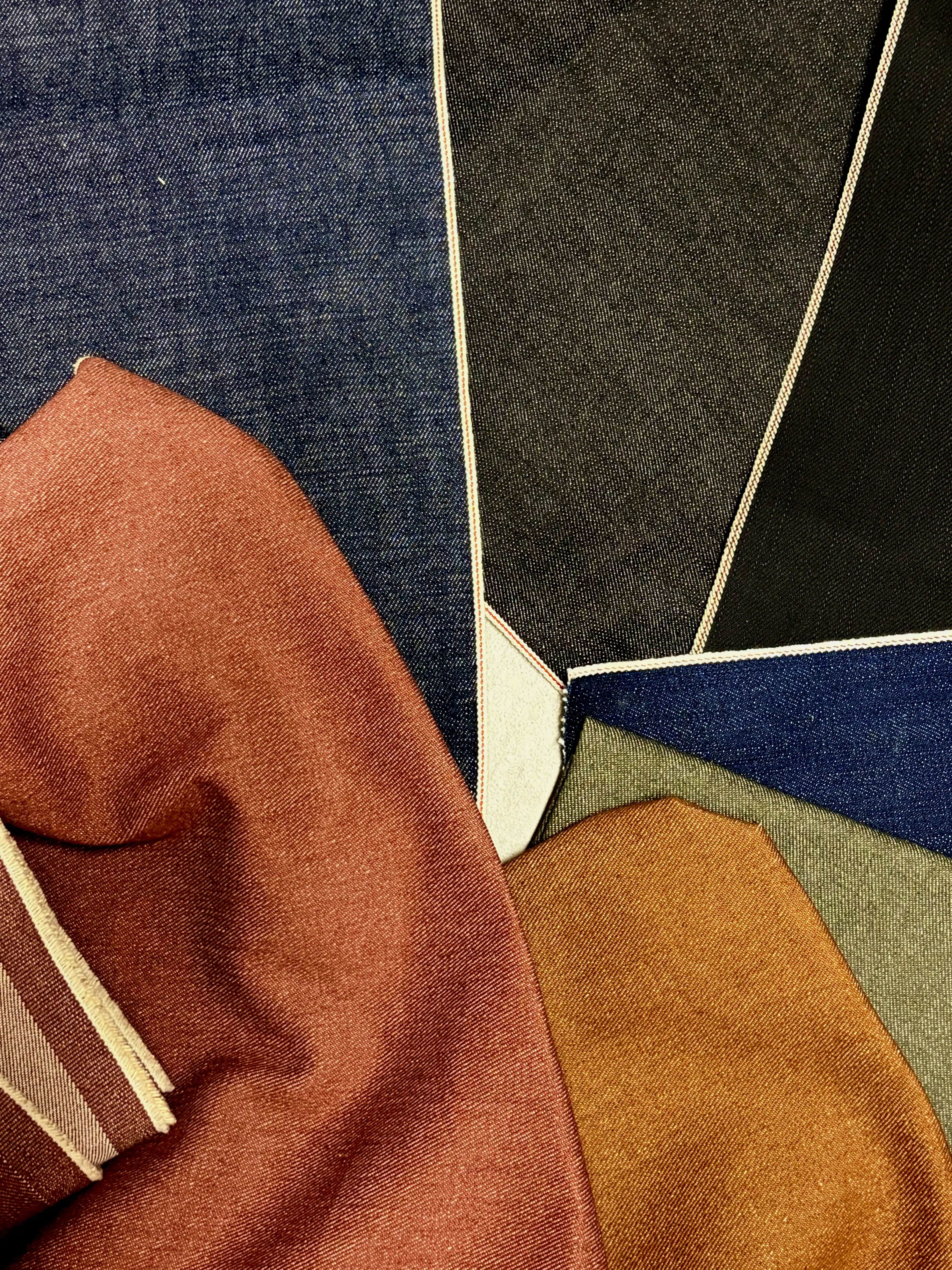 Materiali selezionati per i jeans KLO Studio in denim di alta qualità