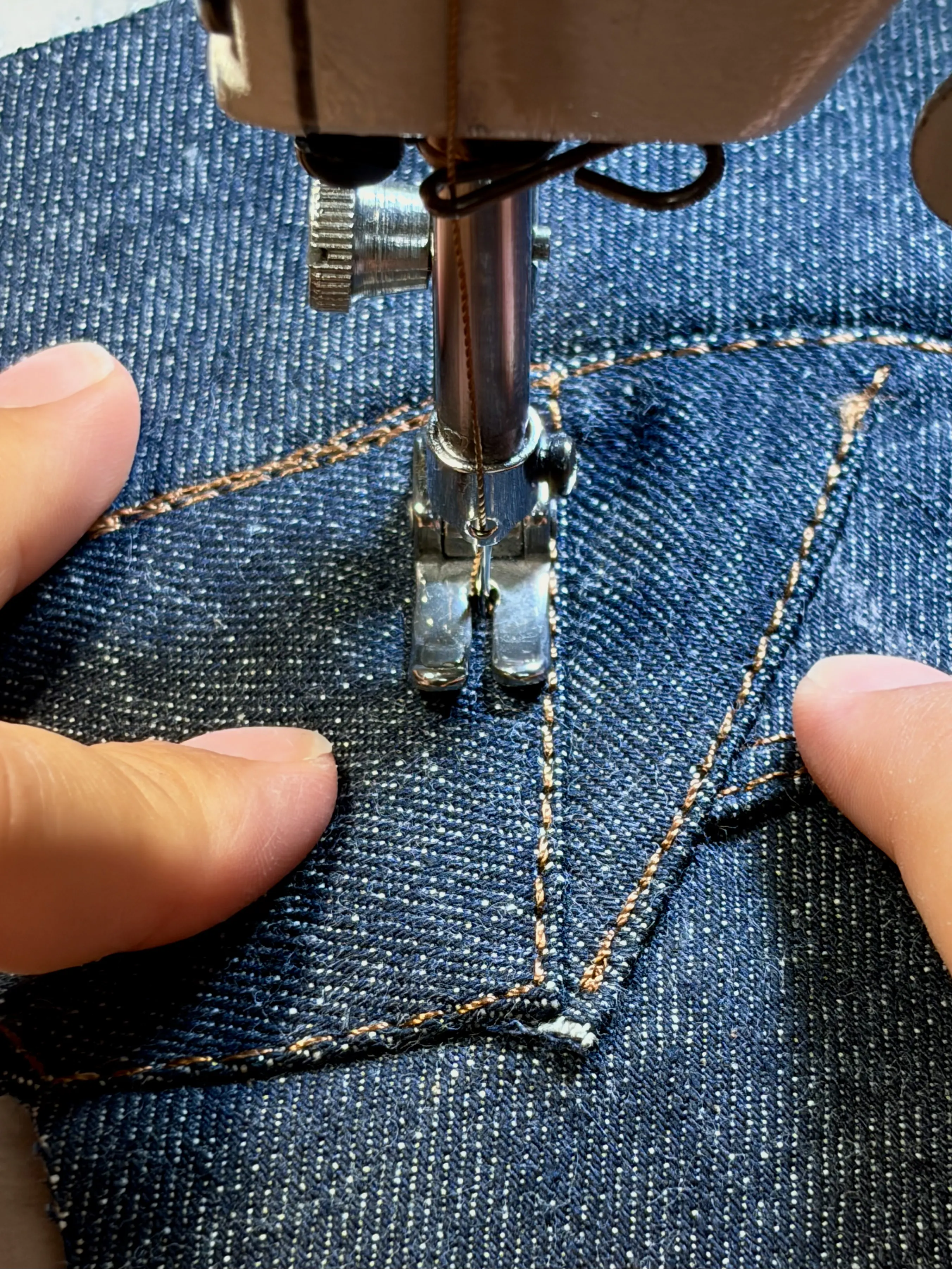 Il processo artigianale di produzione dei jeans KLO Studio