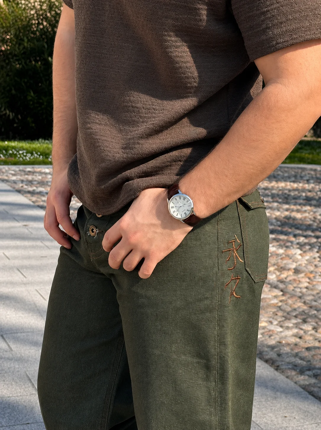 Atelier sartoriale con dettagli di tessuto e cuciture artigianali