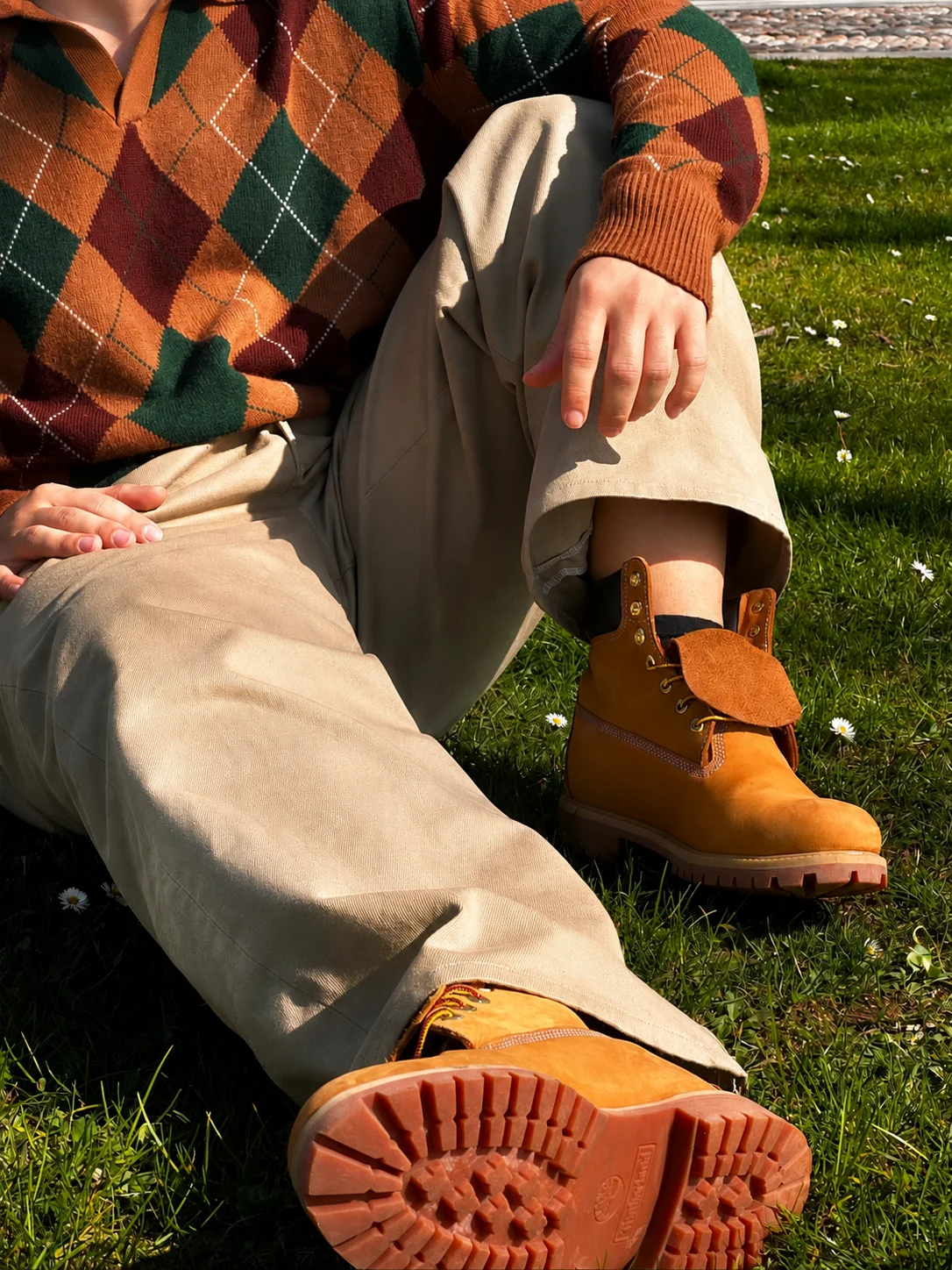 Modello che indossa un pantalone sartoriale in un ambiente elegante